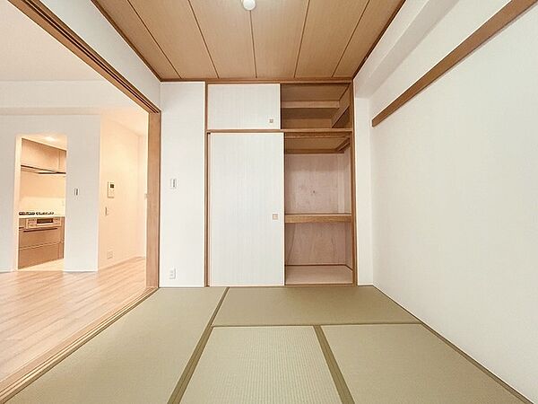 畳の香りと柔らかな光がリラックスした空間を作ります。