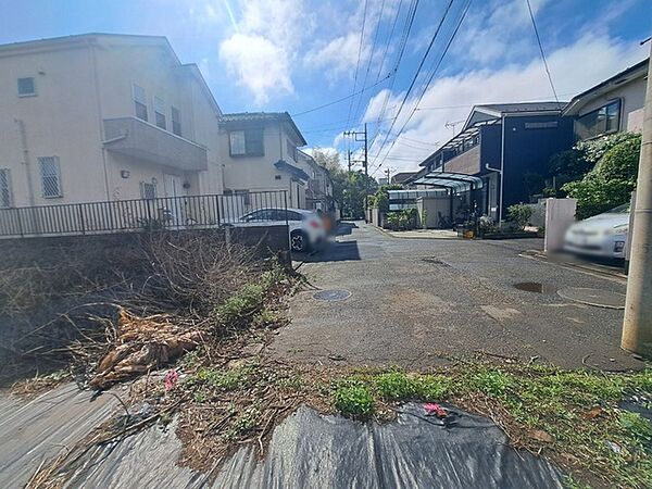 安心して暮らすことのできる住宅街。　住宅地の道路は一般に交通量が少なく車などの騒音が少ないため、住民にとって静かな生活環境が提供されます。