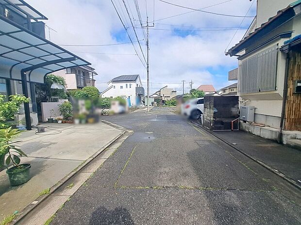 安心して暮らすことのできる住宅街。 住宅地の道路は一般に交通量が少なく車などの騒音が少ないため、住民にとって静かな生活環境が提供されます。