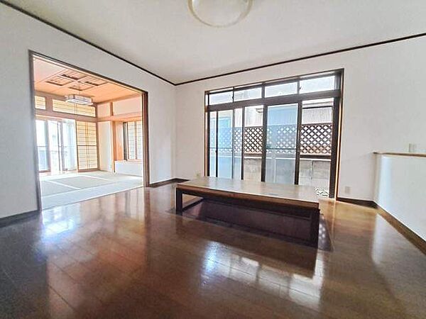 家族が一番集まる場所だから広々としつつも素敵な空間であって欲しい。みんながくつろぐリビングからキッチンまでが一つの空間のように繋がる間取り。