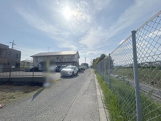 安心して暮らすことのできる住宅街。 住宅地の道路は一般に交通量が少なく車などの騒音が少ないため、住民にとって静かな生活環境が提供されます。