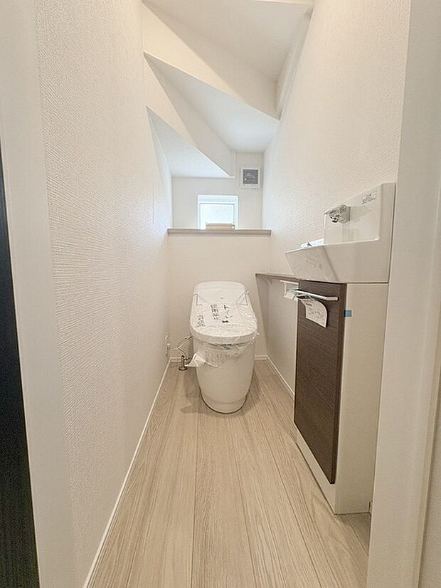 階段下を有効活用したトイレスペース。 便座はもちろんウォシュレット。