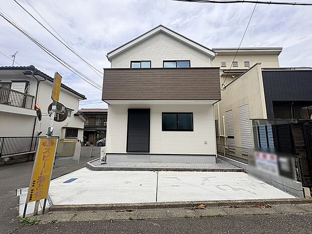 周辺の街並みの中で適度な主張、生活に溶け込むシンプルなデザインの外観が魅力の一戸建です。