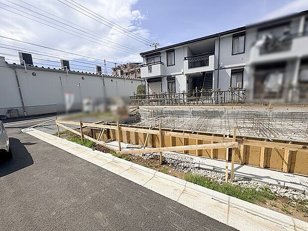 現在建物を建築中です、建築中の物件については現地確認の他、同施工会社の完成施工例のご案内、担当者のプレゼンテーションにてご検討ください。適切なご検討の方法をご説明させて頂きます。