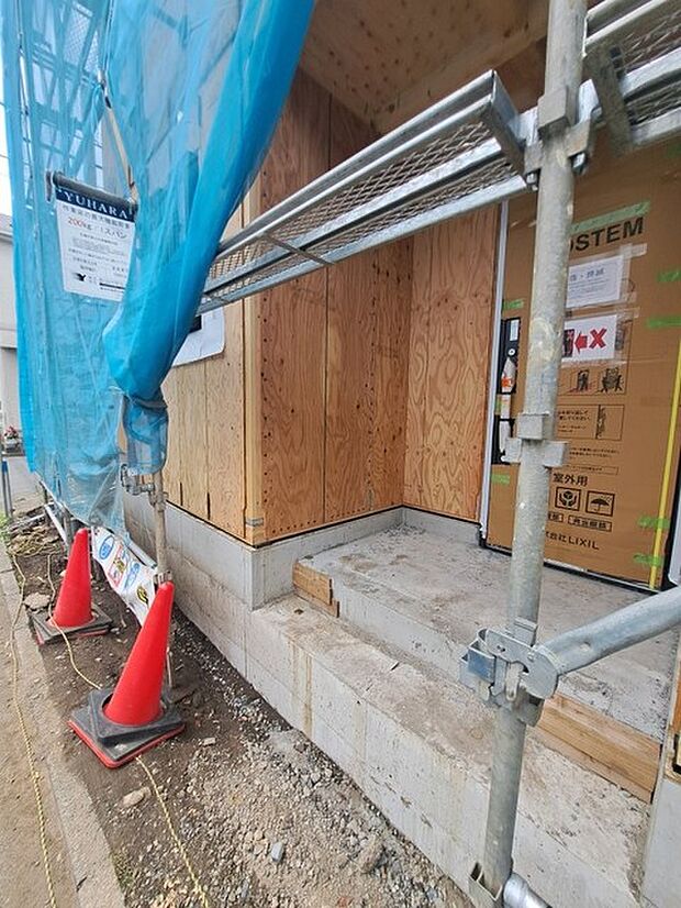 玄関は家の第一印象を左右する重要な場所。ほどよい広さとスタイリッシュな色遣いが印象的です。