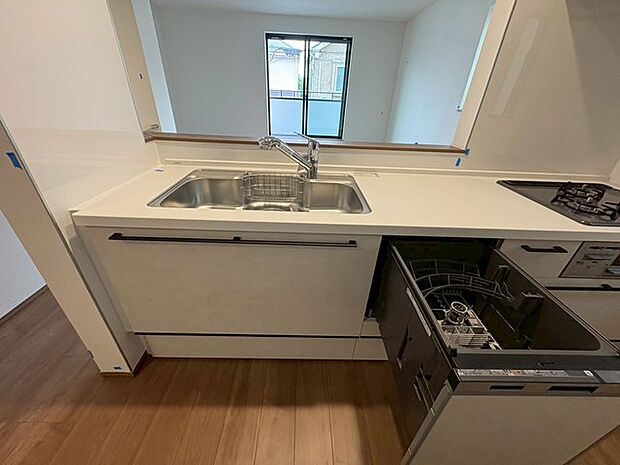 カウンターキッチンならではの開放的な見通し、全体が見渡せることでご家族の団欒スペースもより明るく笑顔が溢れる空間となります。