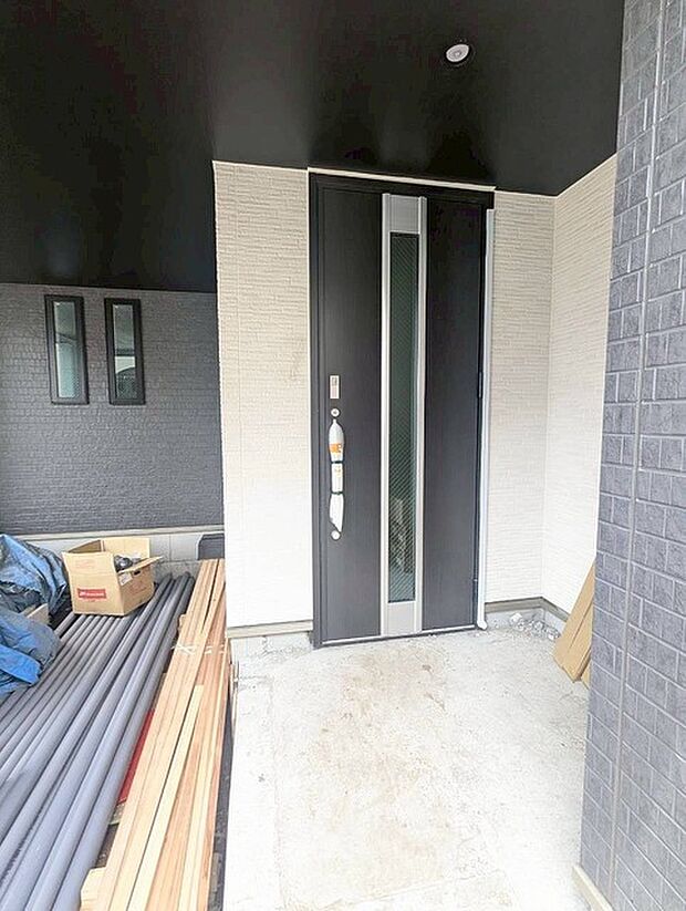 玄関は家の第一印象を左右する重要な場所。ほどよい広さとスタイリッシュな色遣いが印象的です。