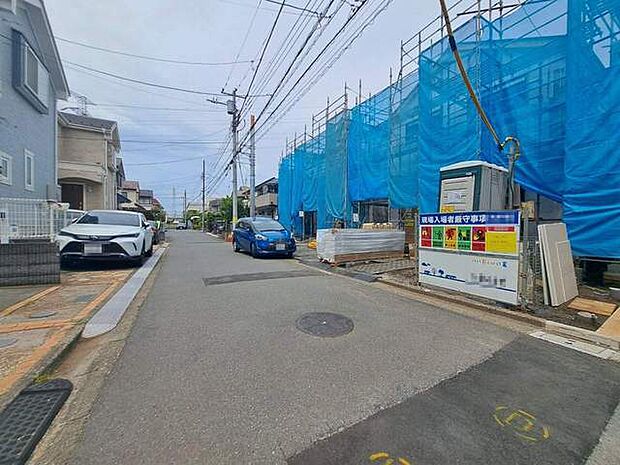 安心して暮らすことのできる住宅街。 住宅地の道路は一般に交通量が少なく車などの騒音が少ないため、住民にとって静かな生活環境が提供されます。