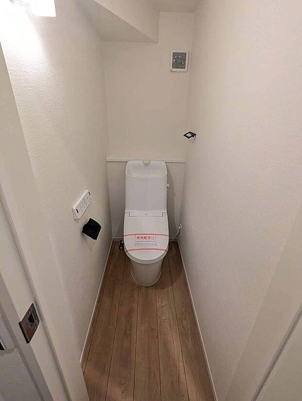 階段下を有効活用したトイレスペース。 便座はもちろんウォシュレット。