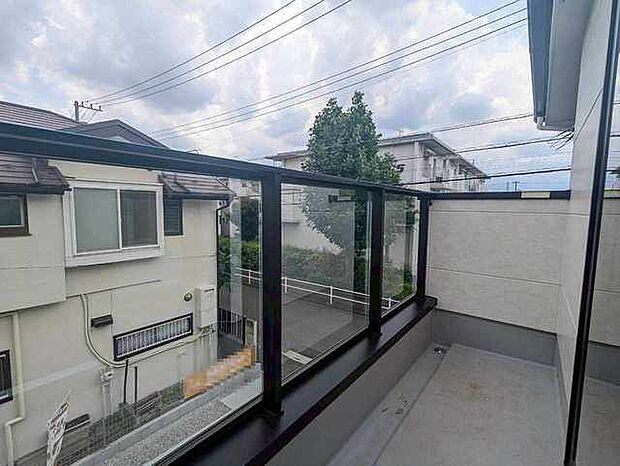 季節の変化や天気の良い日には、バルコニーでの時間が心地よく、気分をリフレッシュさせることができます。