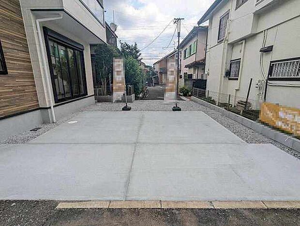 並列2台分、自転車も停められるスペース
