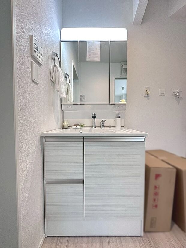 三面鏡に洗面台。 コンセントに照明機能、多機能性を備えた設備です。
