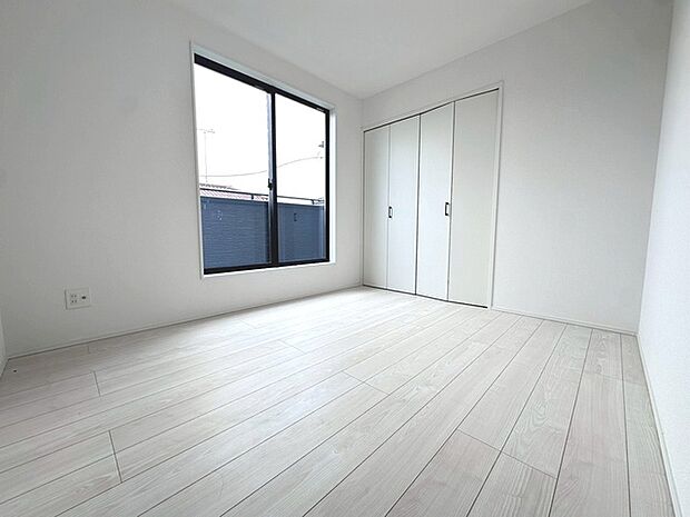 スタイリッシュなデザインと快適な居住性を兼ね備えた洋室。広々とした空間は、自分らしいインテリアを楽しむことができるほか、リラックスした時間を過ごすことができそうです。 