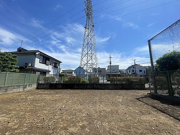 建築条件なしの敷地。弊社グループ「白馬建設」にて建物プランをご提案できます。実際の陽当たりやサイズ感を現地でお確かめください。