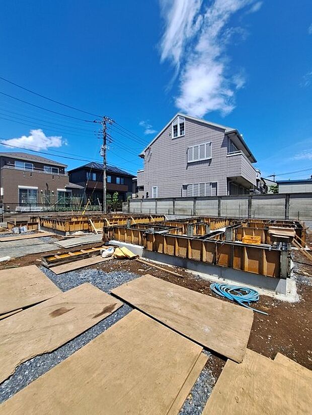 現在建物を建築中です、建築中の物件については現地確認の他、同施工会社の完成施工例のご案内、担当者のプレゼンテーションにてご検討ください。
