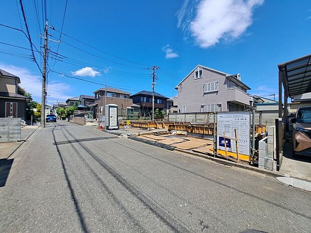 安心して暮らすことのできる住宅街。　住宅地の道路は一般に交通量が少なく車などの騒音が少ないため、住民にとって静かな生活環境が提供されます。 