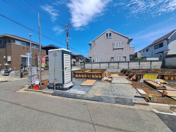 現在建物を建築中です、建築中の物件については現地確認の他、同施工会社の完成施工例のご案内、担当者のプレゼンテーションにてご検討ください。適切なご検討の方法をご説明させて頂きます。 