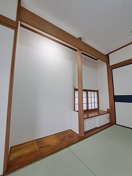 伝統的な日本文化とモダンなライフスタイルを融合させる和室。畳の感触や香りが、日常のストレスを和らげ、リフレッシュされた気持ちで新たな一日を迎えることができます。