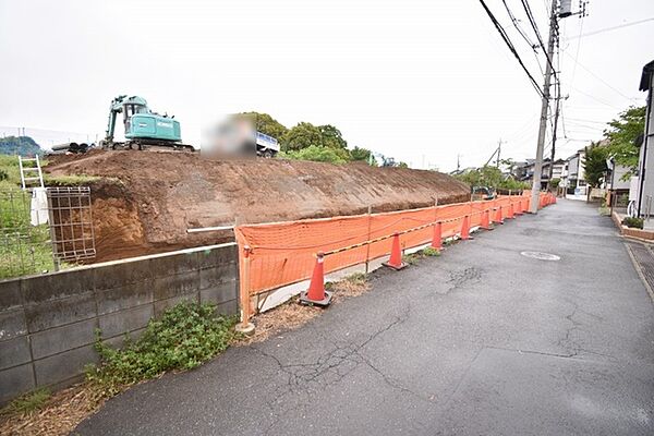 安心して暮らすことのできる住宅街。　住宅地の道路は一般に交通量が少なく車などの騒音が少ないため、住民にとって静かな生活環境が提供されます。