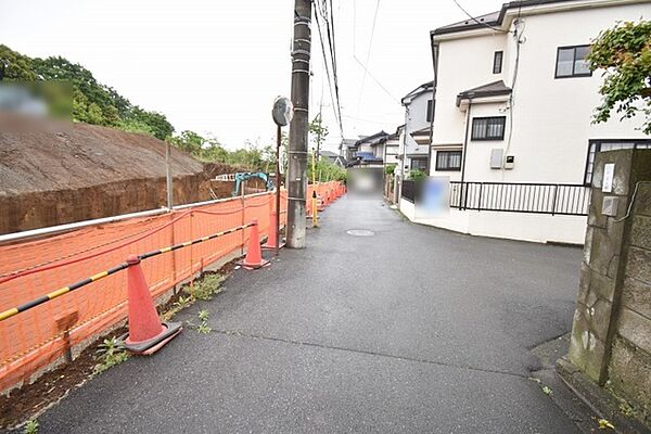 安心して暮らすことのできる住宅街。　住宅地の道路は一般に交通量が少なく車などの騒音が少ないため、住民にとって静かな生活環境が提供されます。