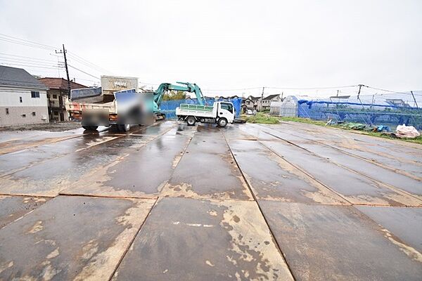 建築条件なしの敷地。弊社グループ「白馬建設」にて建物プランをご提案できます。実際の陽当たりやサイズ感を現地でお確かめください。