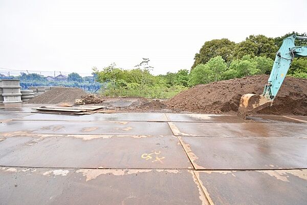 現地ご見学の際、スタッフが様々なご質問に対応いたします、周辺環境、前面道路、建築可能な建物について、ぜひご相談ください。