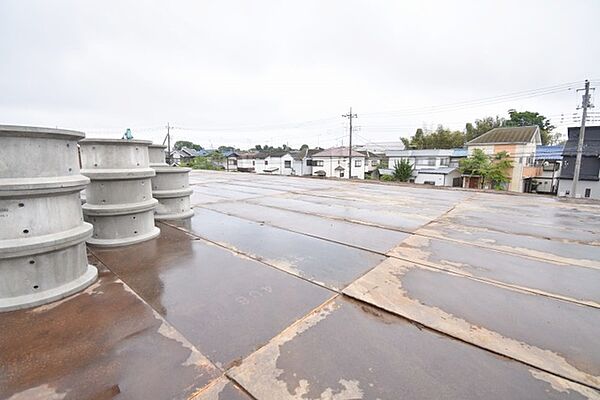 建築条件なしの敷地。弊社グループ「白馬建設」にて建物プランをご提案できます。実際の陽当たりやサイズ感を現地でお確かめください。
