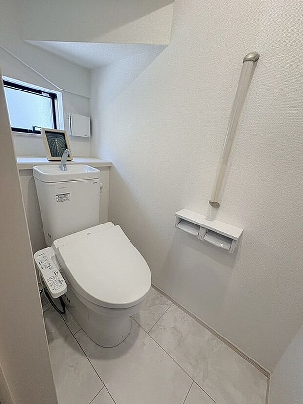 階段下を有効活用したトイレスペース。 便座はもちろんウォシュレット。  