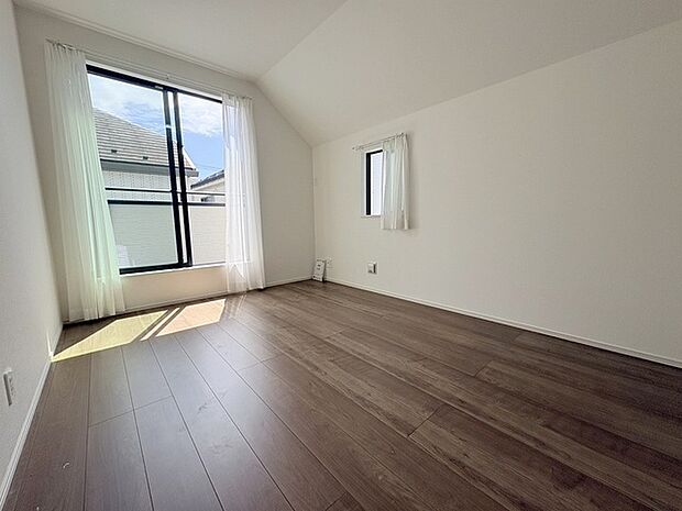 スタイリッシュなデザインと快適な居住性を兼ね備えた洋室。広々とした空間は、自分らしいインテリアを楽しむことができるほか、リラックスした時間を過ごすことができそうです。 