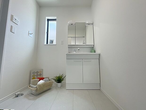 三面鏡に洗面台。 コンセントに照明機能、多機能性を備えた設備です。