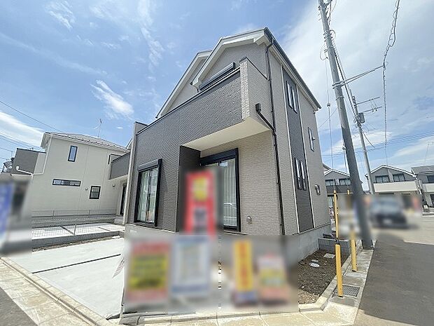 周辺の街並みの中で適度な主張、生活に溶け込むシンプルなデザインの外観が魅力の一戸建です。