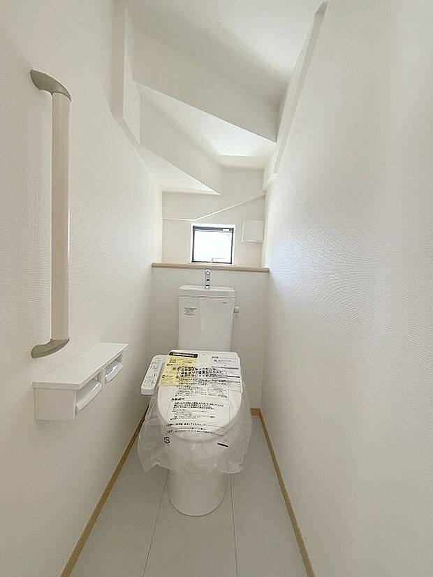 階段下を有効活用したトイレスペース。 便座はもちろんウォシュレット。