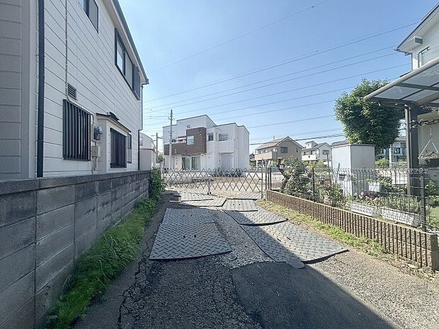 安心して暮らすことのできる住宅街。　住宅地の道路は一般に交通量が少なく車などの騒音が少ないため、住民にとって静かな生活環境が提供されます。 