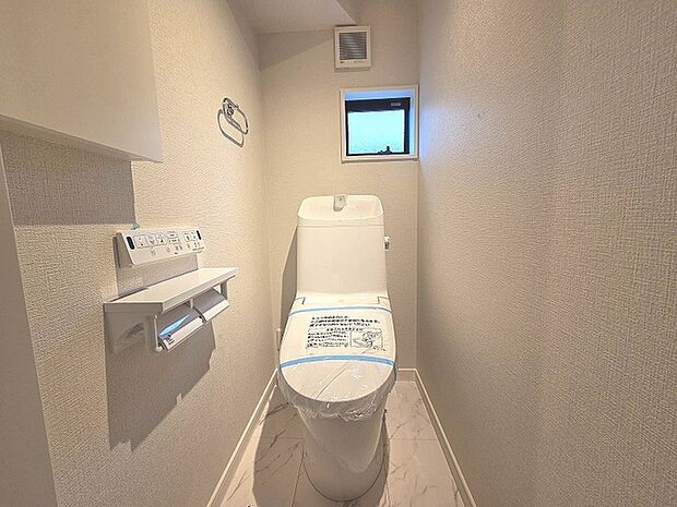 階段下を有効活用したトイレスペース。 便座はもちろんウォシュレット。