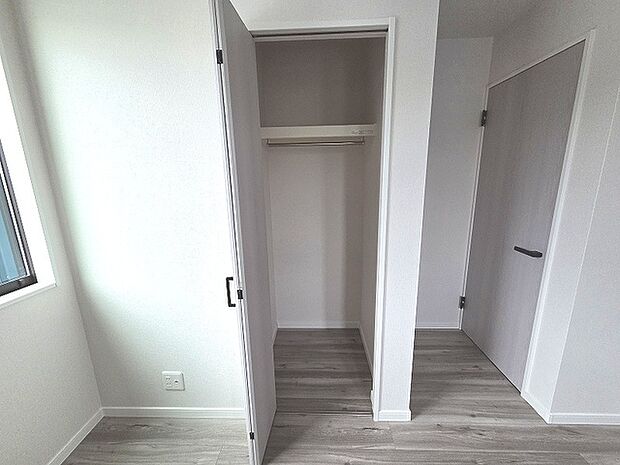各お部屋に収納が設置されています。