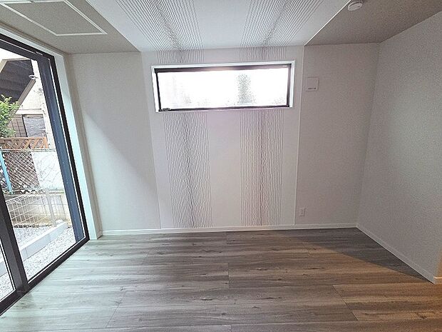 スタイリッシュなデザインと快適な居住性を兼ね備えた洋室。広々とした空間は、自分らしいインテリアを楽しむことができるほか、リラックスした時間を過ごすことができそうです。