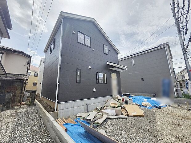 周辺の街並みの中で適度な主張、生活に溶け込むシンプルなデザインの外観が魅力の一戸建です。 