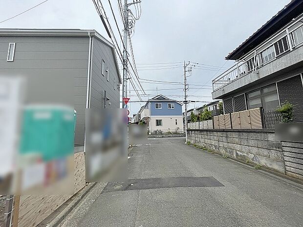 安心して暮らすことのできる住宅街。　住宅地の道路は一般に交通量が少なく車などの騒音が少ないため、住民にとって静かな生活環境が提供されます。 