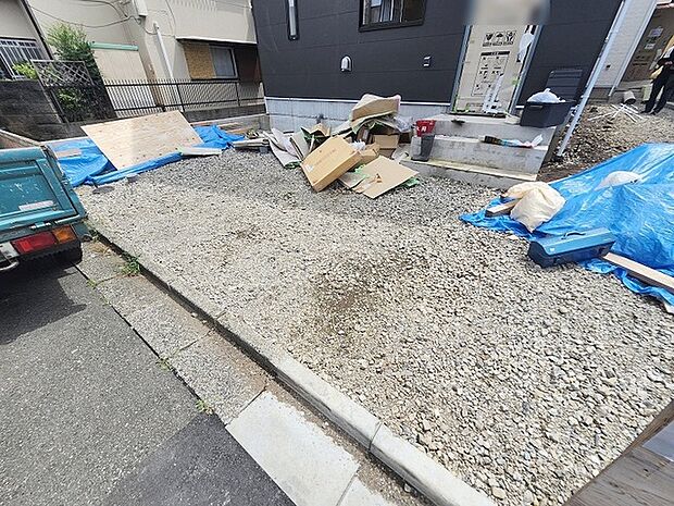 シンプルな外観と調和する整えられた外回りの風景が広がります。 