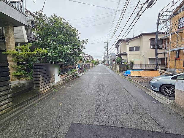 安心して暮らすことのできる住宅街。 住宅地の道路は一般に交通量が少なく車などの騒音が少ないため、住民にとって静かな生活環境が提供されます。