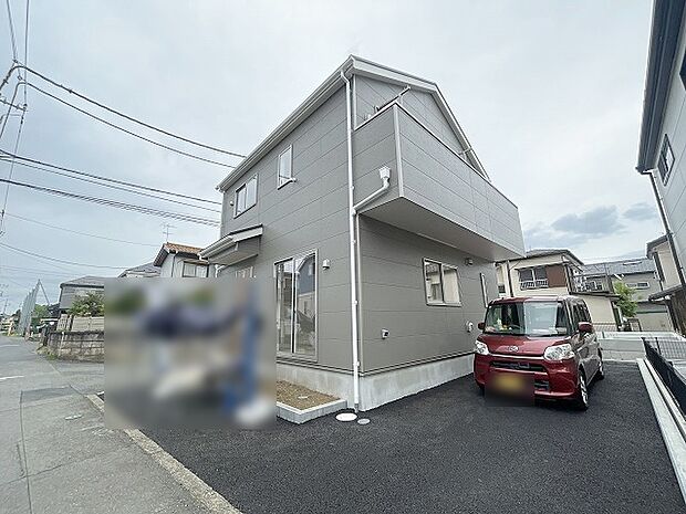 周辺の街並みの中で適度な主張、生活に溶け込むシンプルなデザインの外観が魅力の一戸建です。