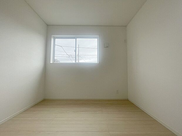 洋室はモダンなデザインと機能性を備え、快適な生活空間に。明るい窓から差し込む自然光が広々とした空間をさらに明るく開放的に感じさせます。
