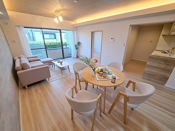 家族が一番集まる場所だから広々としつつも素敵な空間であって欲しい。みんながくつろぐリビングからキッチンまでが一つの空間のように繋がる間取り。