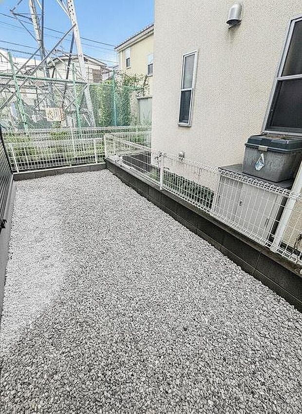 身近な外の空気に触れられる、こじんまりした庭。日々のちょっとした気分転換の場所