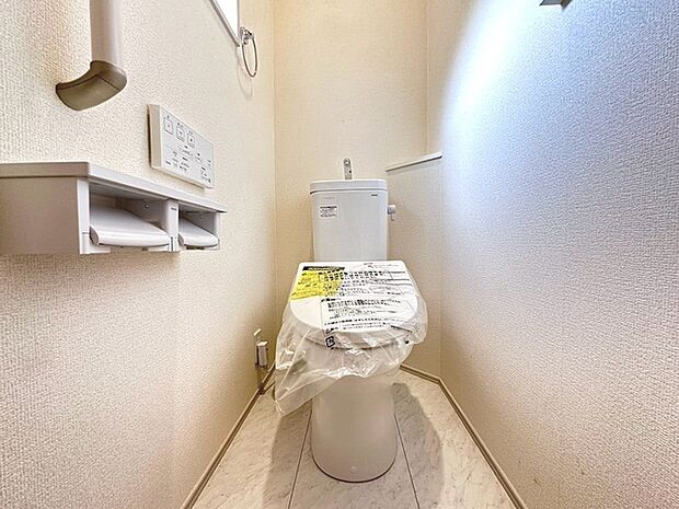 トイレにはウォシュレット機能を標準装備。 