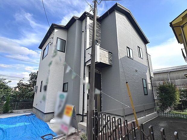周辺の街並みの中で適度な主張、生活に溶け込むシンプルなデザインの外観が魅力の一戸建です。 