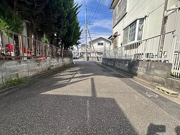 周辺は住宅が建ち並ぶ閑静な住宅街です。 