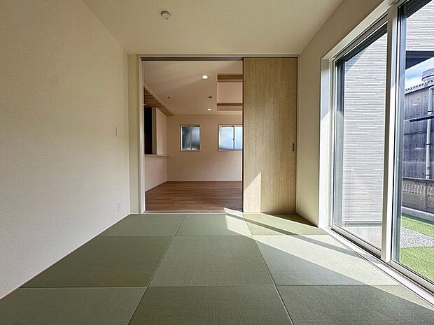 畳の香りと柔らかな光がリラックスした空間を作ります。 