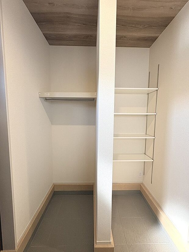 玄関にも便利な土間収納があります。