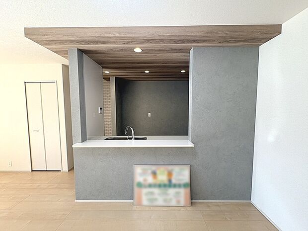 カウンターキッチンならではの開放的な見通し、全体が見渡せることでご家族の団欒スペースもより明るく笑顔が溢れる空間となります。 